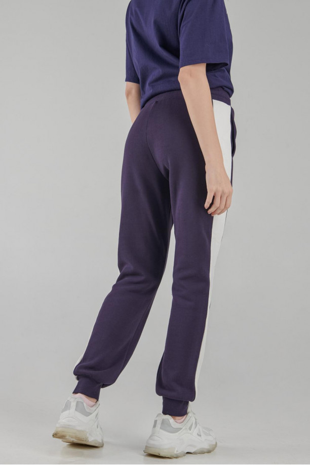Pantalón jogger, con estampado en bota frente, de Yale