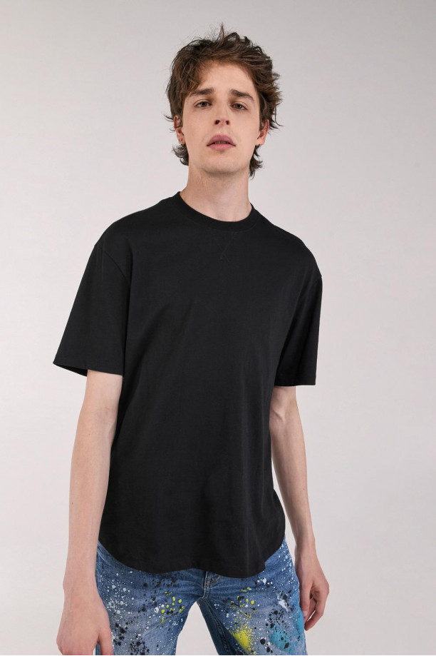 Camiseta manga corta unicolor.