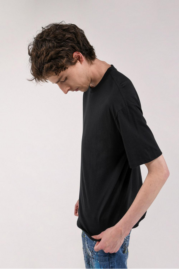 Camiseta manga corta unicolor.