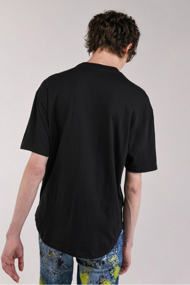Camiseta manga corta unicolor.