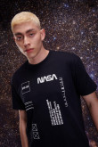 Camiseta manga corta estampada de NASA.