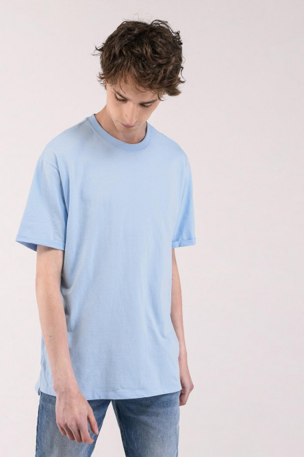 Camiseta básica para hombre manga corta, unicolor, con doble doblez en mangas y abertura lateral dispareja.