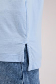 camiseta-basica-para-hombre-manga-corta-unicolor-con-doble-doblez-en-mangas-y-abertura-lateral-dispareja