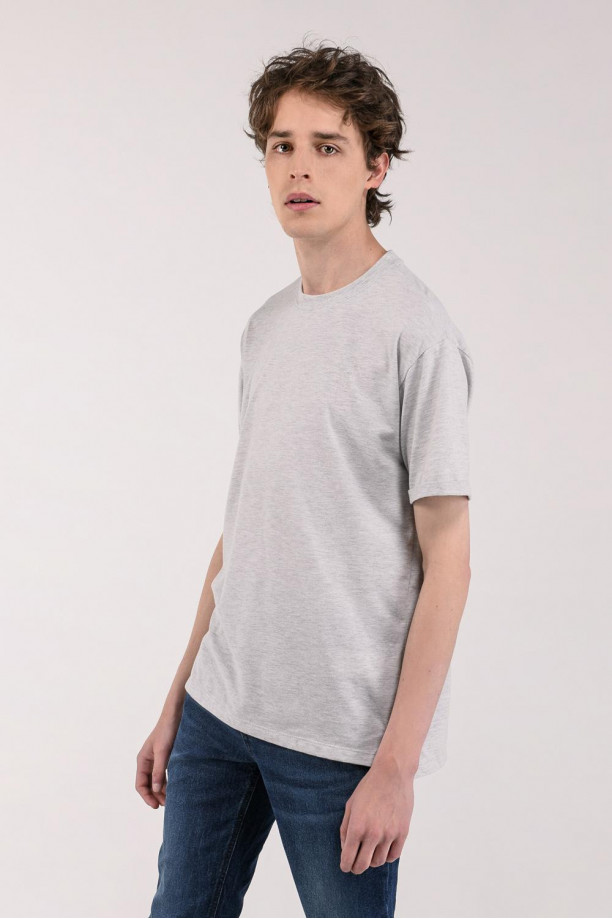 Camiseta básica para hombre manga corta, unicolor, con doble doblez en mangas y abertura lateral dispareja.