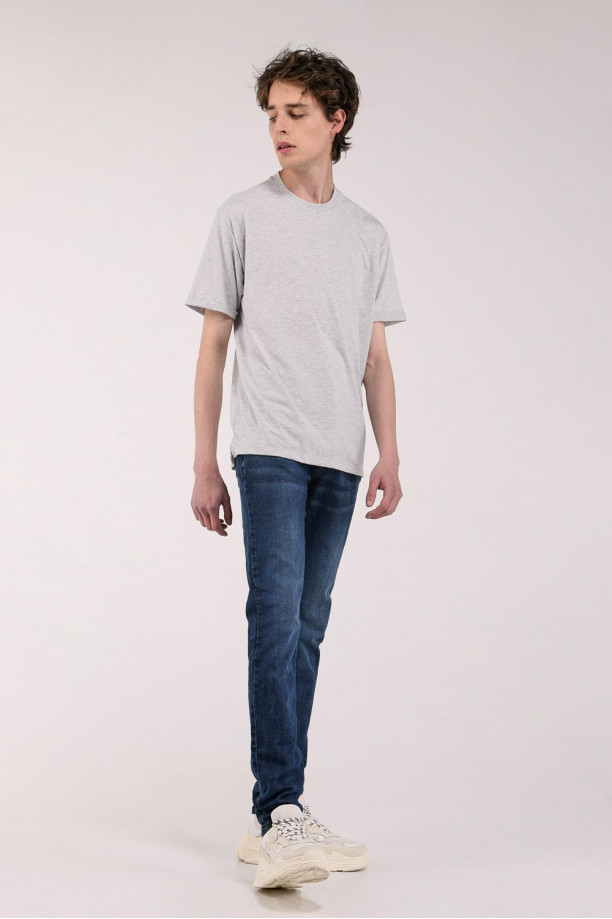 Camiseta básica para hombre manga corta, unicolor, con doble doblez en mangas y abertura lateral dispareja.