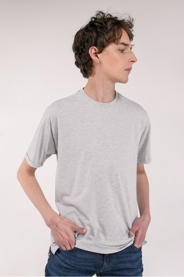 Camiseta básica para hombre manga corta, unicolor, con doble doblez en mangas y abertura lateral dispareja.