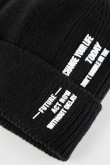 Gorro tejido unicolor con motivo