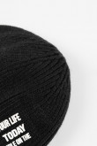 Gorro tejido unicolor con motivo