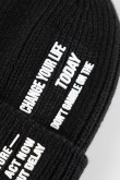 Gorro tejido unicolor con motivo