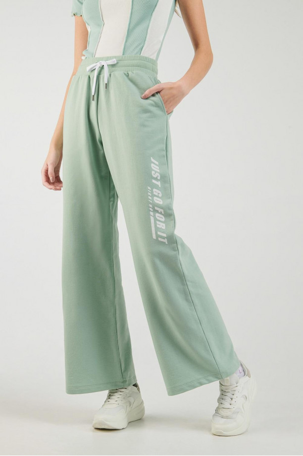 Pantalon amplio para mujer, pretina con cordon y estampado en frente.