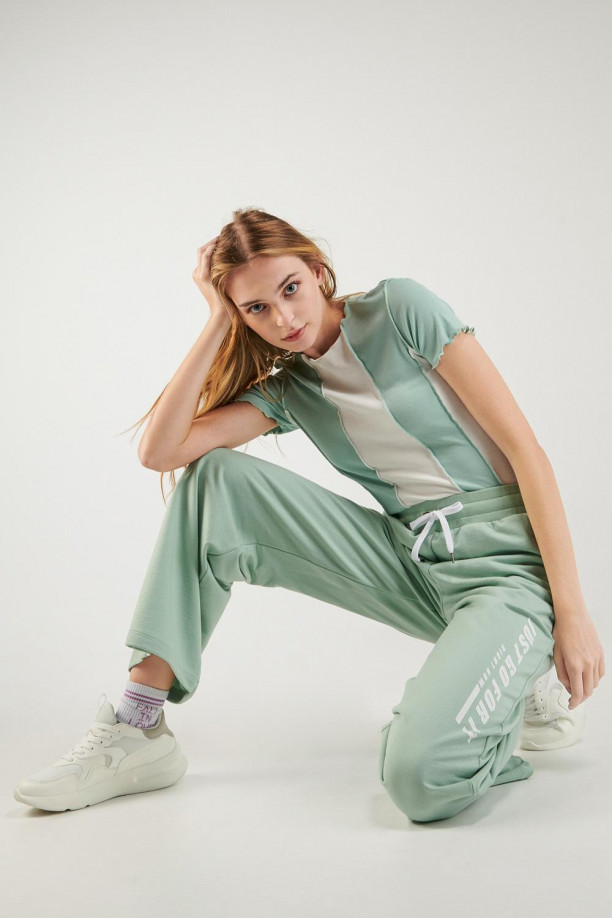 Pantalon amplio para mujer, pretina con cordon y estampado en frente.