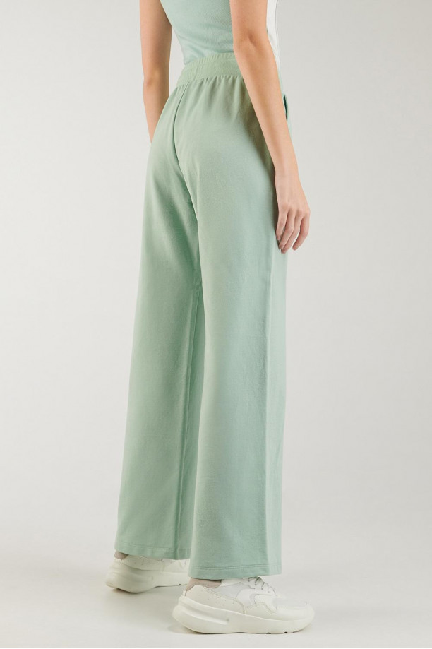 Pantalon amplio para mujer, pretina con cordon y estampado en frente.