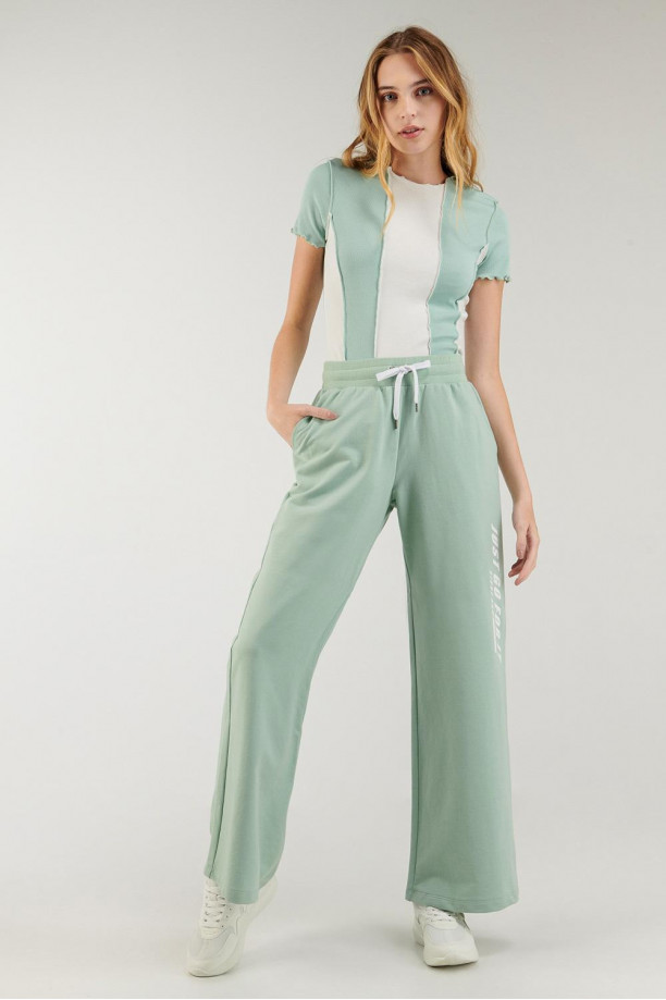 Pantalon amplio para mujer, pretina con cordon y estampado en frente.