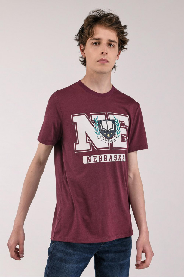 Camiseta básica manga corta estampada.