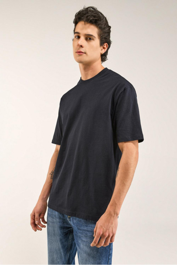 Camiseta básica manga corta unicolor.