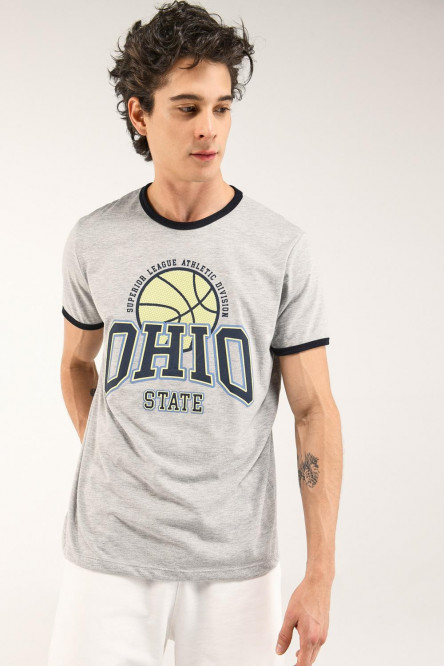 Camiseta, manga corta con cuello y puños en contraste, estampado en frente.