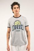 Camiseta, manga corta con cuello y puños en contraste, estampado en frente.
