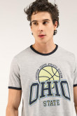 Camiseta, manga corta con cuello y puños en contraste, estampado en frente.