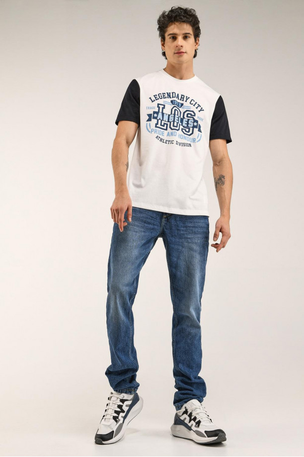 Camiseta básica manga corta con estampado.