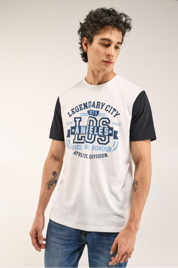 Camiseta básica manga corta con estampado.