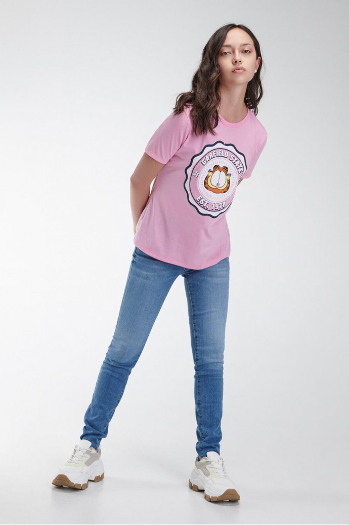 Camiseta manga corta, estampada de Garfield.