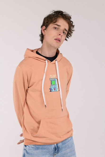Buzo básico cerrado con capota estampado.