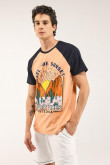 Camiseta, manga ranglan, estampado minimalista en frente.