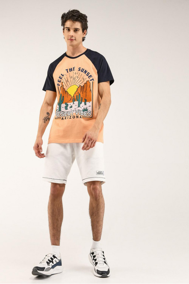 Camiseta, manga ranglan, estampado minimalista en frente.