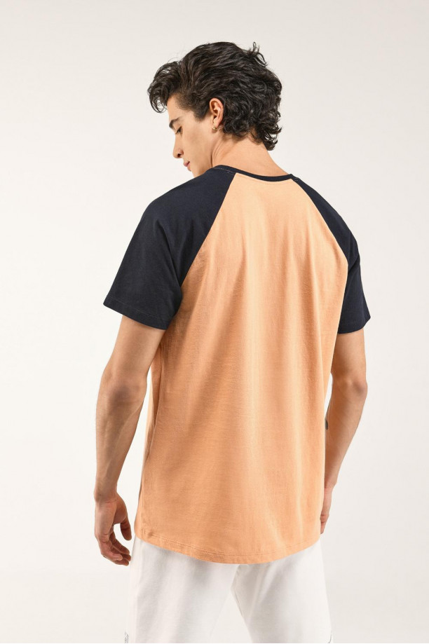 Camiseta, manga ranglan, estampado minimalista en frente.