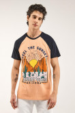 Camiseta, manga ranglan, estampado minimalista en frente.