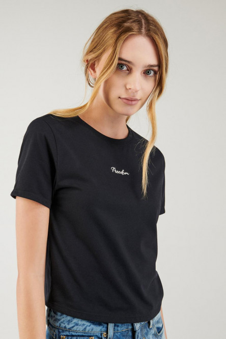Camiseta  manga corta con bordado.