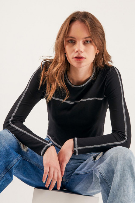 Camiseta unicolor, manga larga con cuello redondo.