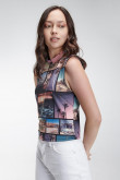 Camiseta sin mangas, cuello redondo y estampado en frente.