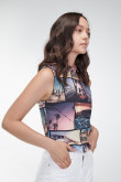 Camiseta sin mangas, cuello redondo y estampado en frente.