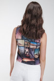 Camiseta sin mangas, cuello redondo y estampado en frente.