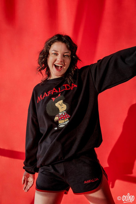 Buzo cuello redondo, con estampado y bordado en frente de Mafalda