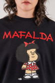 Buzo cuello redondo, con estampado y bordado en frente de Mafalda