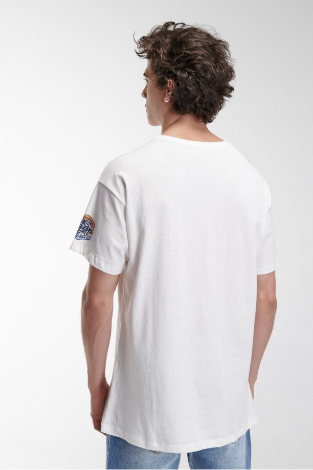 Camiseta manga corta oversize con estampado.