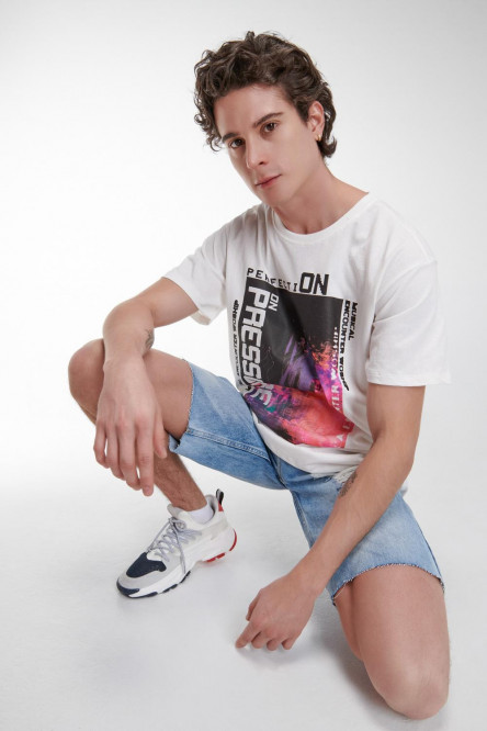 Camiseta manga corta con estampado.