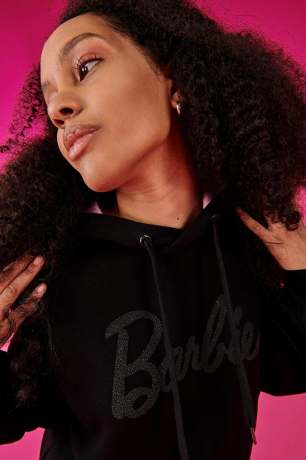 Buzo, con estampado en frente y capota, de  Barbie