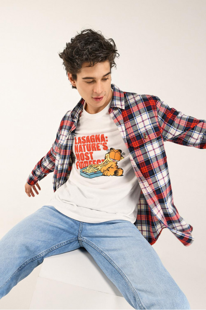 Camiseta manga corta, estampada de Garfield.