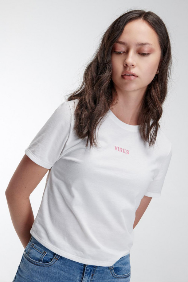 Camiseta  manga corta con bordado.