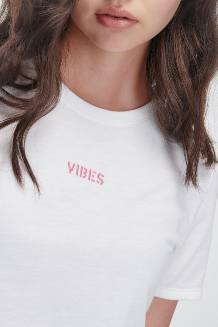 Camiseta  manga corta con bordado.