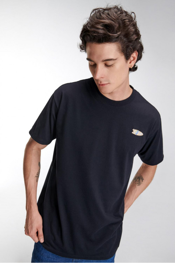 Camiseta estampada, cuello redondo, manga corta con bordado en frente
