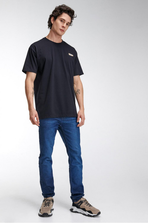 Camiseta estampada, cuello redondo, manga corta con bordado en frente