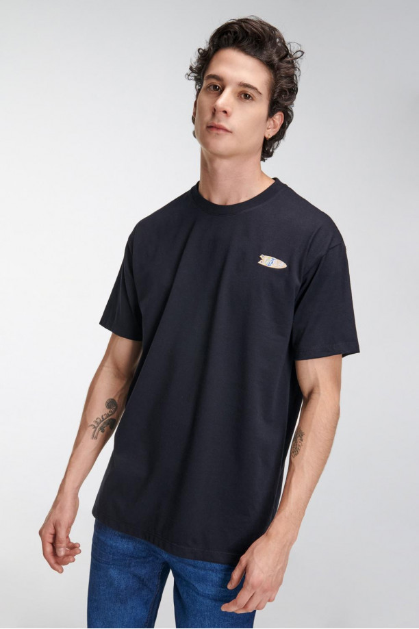 Camiseta estampada, cuello redondo, manga corta con bordado en frente
