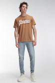 Camiseta básica manga corta estampada.