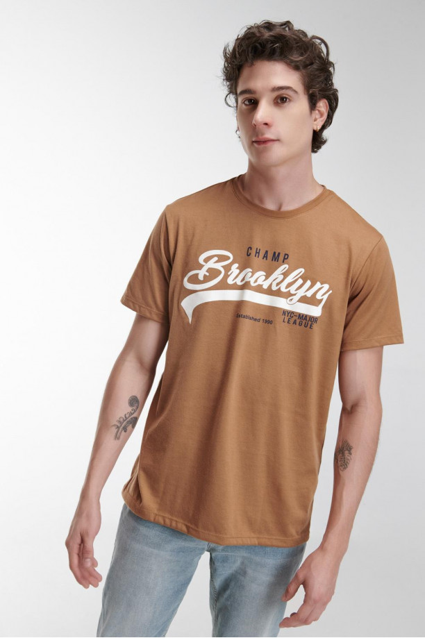 Camiseta básica manga corta estampada.