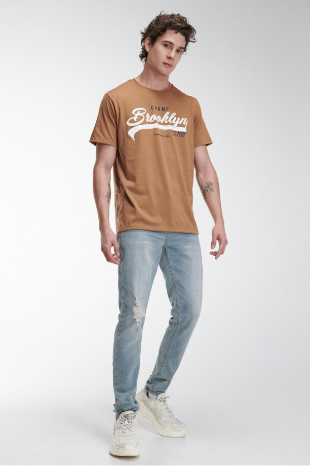 Camiseta básica manga corta estampada.