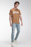 Camiseta básica manga corta estampada.